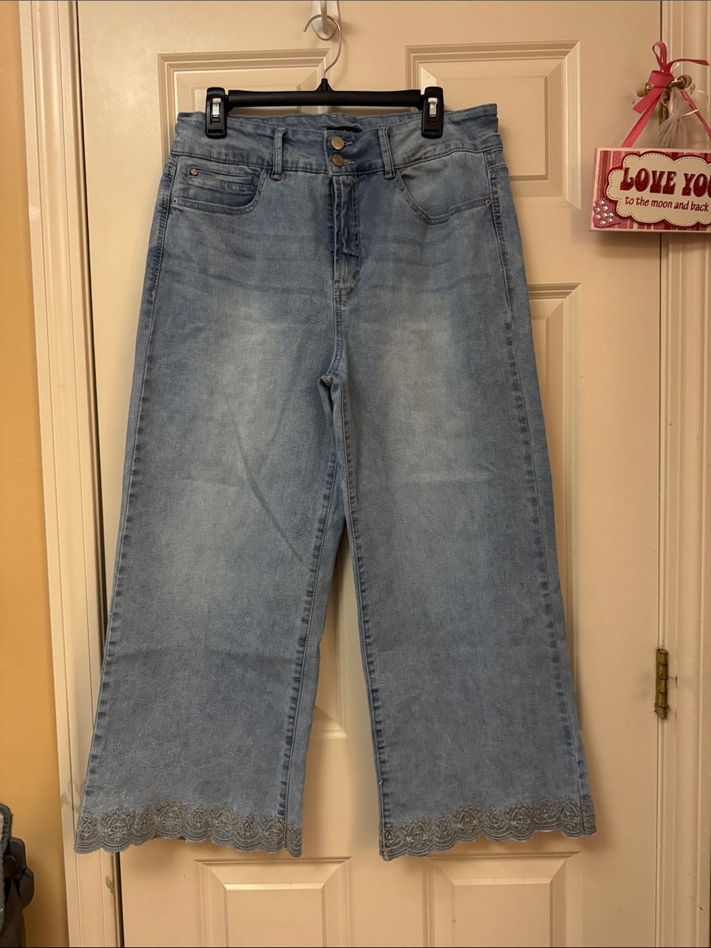 Light Wash Cropped Wide-Leg Jeans with Scalloped Hem